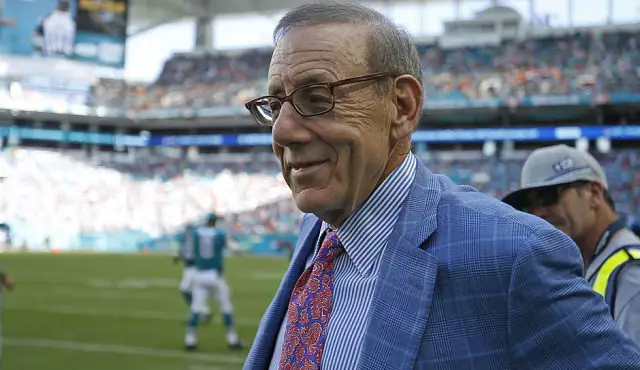 Владелец Собаки Собаки Предположительно Рамс Автомобиль в Работника Парка