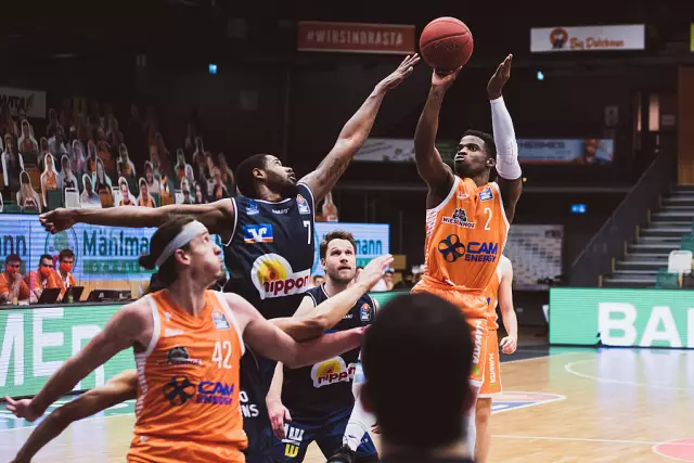 Айки выходят из сирот