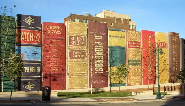 7-летний пожилой пострадавший в Канзас-Сити приносит деньги за животных