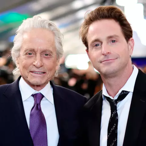 Майкл Дуглас рассказывает о партии с гигантской собакой, Джорджем Харрисоном и Боб Диланом