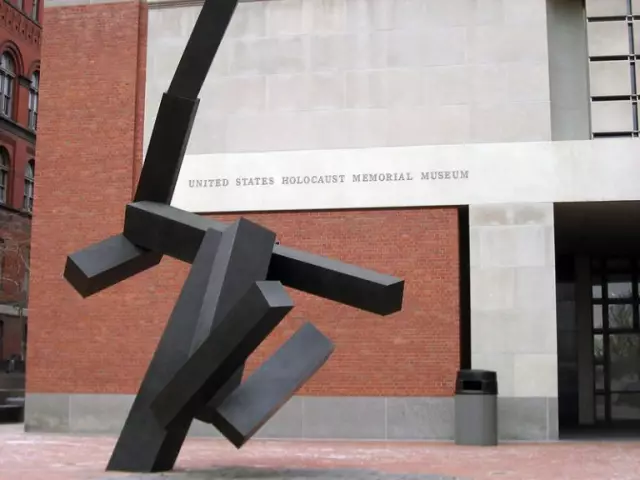 Чихуахуа умирает в обжаривании автомобилей, пока владелец посещает музей Холокоста