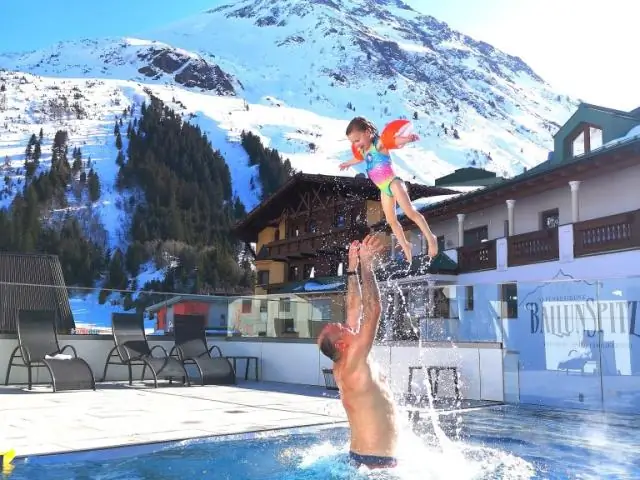 Кто та девушка, которую укусила акула?