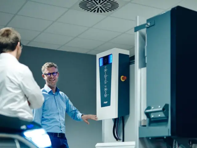 Прокладывая путь к неэлектрическим батареям для хранения солнечной энергии: ученые говорят, что полимерная цепочка, организованная как гирлянда рождественских огней, способствует накоплению энергии