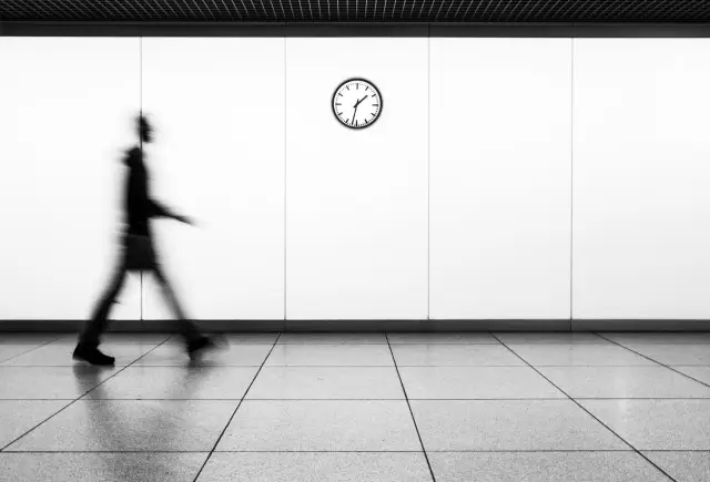 Что заставляет тикать циркадные часы? Исследователи обнаружили, что то, как белки извиваются, покачиваются и меняют форму в течение часа, играет ключевую роль в выяснении того, как работают циркадные 