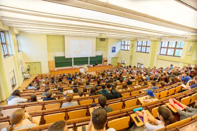 Инженеры модернизируют древнюю технологию, работающую на солнечной энергии, для очистки воды с почти идеальной эффективностью: недорогое устройство в форме скворечника может помочь обеспечить питьевой