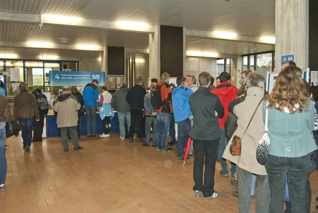 Как конкуренция и сотрудничество между бактериями формируют устойчивость к антибиотикам: антибиотики могут косвенно подавлять резистентные виды, атакуя чувствительные виды-партнеры