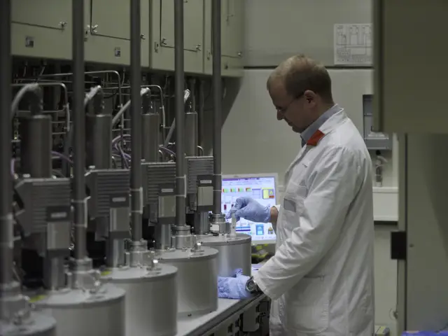 Редкие промежуточные окаменелости дают исследователям представление об эволюции птицеподобных динозавров: открытие заполняет недостающее звено в эволюционном переходе альваресзавров