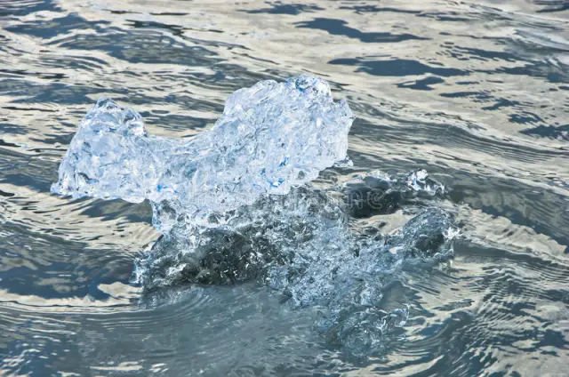 Арктические льды ограничивают скорость основных океанских течений: длительное таяние может привести к выбросу огромных объемов холодной пресной воды в Северную Атлантику, что повлияет на глобальный кл