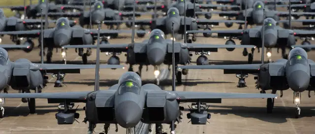 Гонка вооружений муравьиных обществ: активность генов у защитников зависит от вторжения муравьев-рабовладельцев: поведение защитников и активность генов мозга отражают происхождение атакующих рабовлад