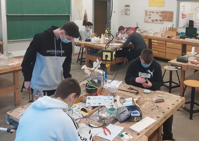 Математика движения морских слизняков указывает на будущее роботов: по мнению исследователей, вычурные поверхности, которые помогают слизням двигаться, могут мотивировать будущих энергоэффективных роб