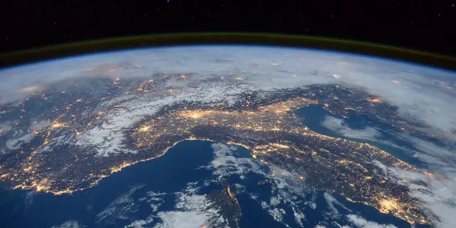 Доказательства параллельной эволюции между познанием, разработкой инструментов и социальной сложностью: исследование анализирует процессы избирательного внимания, которые определяют, как мы исследуем 