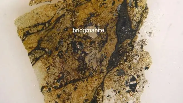 Геолог исследует полезные ископаемые под поверхностью Земли