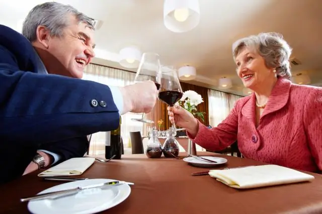 Употребление красного вина перед курением может предотвратить кратковременное повреждение сосудов: курильщики, которые курят время от времени, могут избежать некоторых вредных последствий