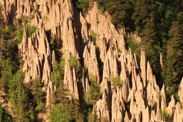 Обнаружены постройки, относящиеся к царю Соломону: неповрежденное оборонительное сооружение, загоны для скота дают представление о сложности производства меди в железном веке