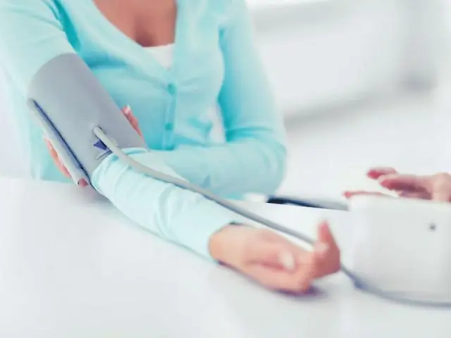 Сохраняйте спокойствие и измеряйте кровяное давление у кошек