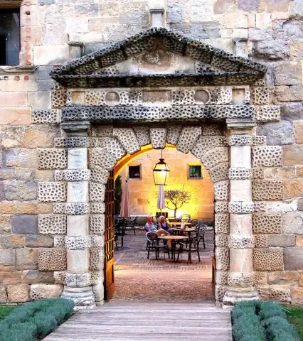 Средневековый священник обнаружен в тщательно продуманной могиле через 700 лет после его смерти