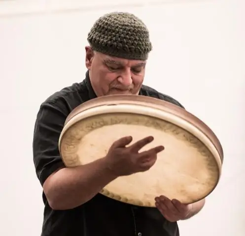 Улыбающиеся человеческие лица привлекают собак благодаря окситоцину