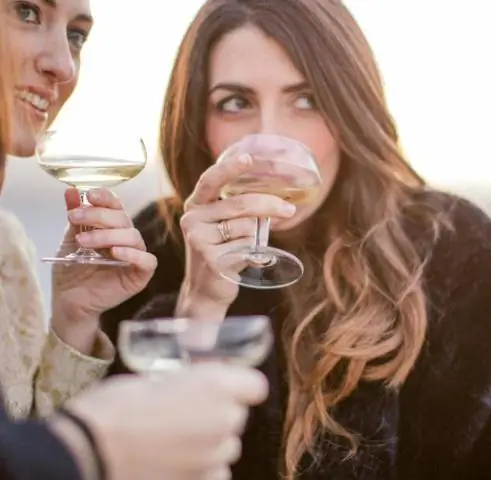 Наука, стоящая за шипением: как пузырьки делают напиток