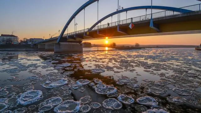 Высота зимних волн и сильные штормы усиливаются в Западной Европе