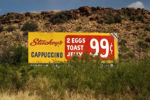 Пустынный снежный баран пересекает межштатную автомагистраль 40 в Калифорнии