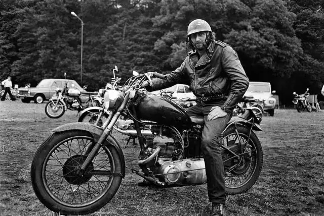 «Живи быстро, умри молодым» отражается в птичьих перьях