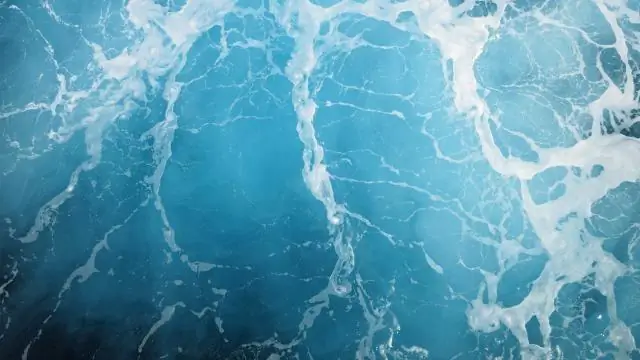 Деревянная губка впитывает масло из воды