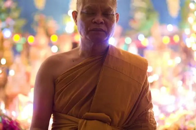 Современные погонщики, ухаживающие за слонами в Мьянме, моложе и менее опытны