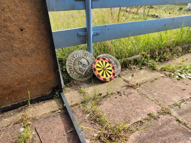 Смоделированный солнечный свет показывает, как 98% пластика в море пропадает каждый год: исследование изучает механизмы удаления, микробное воздействие и срок службы отдельных микропластиков на поверх