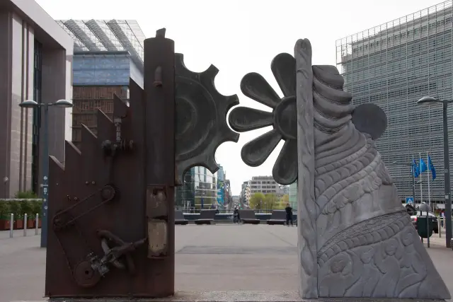 Семена, покрытые оболочкой, могут позволить заниматься сельским хозяйством на малоплодородных землях: специальное шелковое покрытие может защитить семена от засоления, а также обеспечить микроорганизм