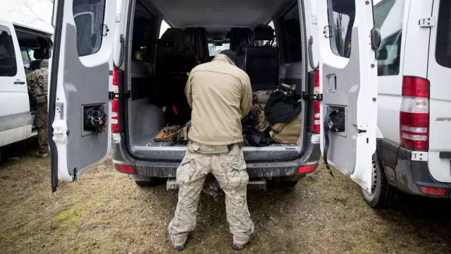 Офицер пишет суровое письмо К9, который повредил патрульную машину - посмотрите, как собака реагирует