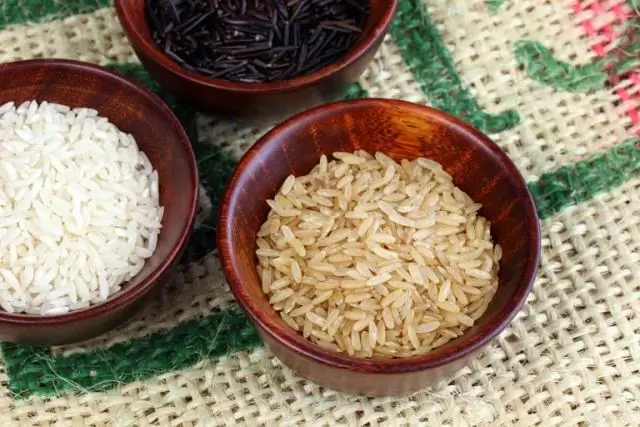 Овес и коричневый рис: полезные цельнозерновые продукты, которые может съесть ваша собака